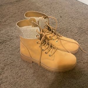 Micheal kors boots only worn once